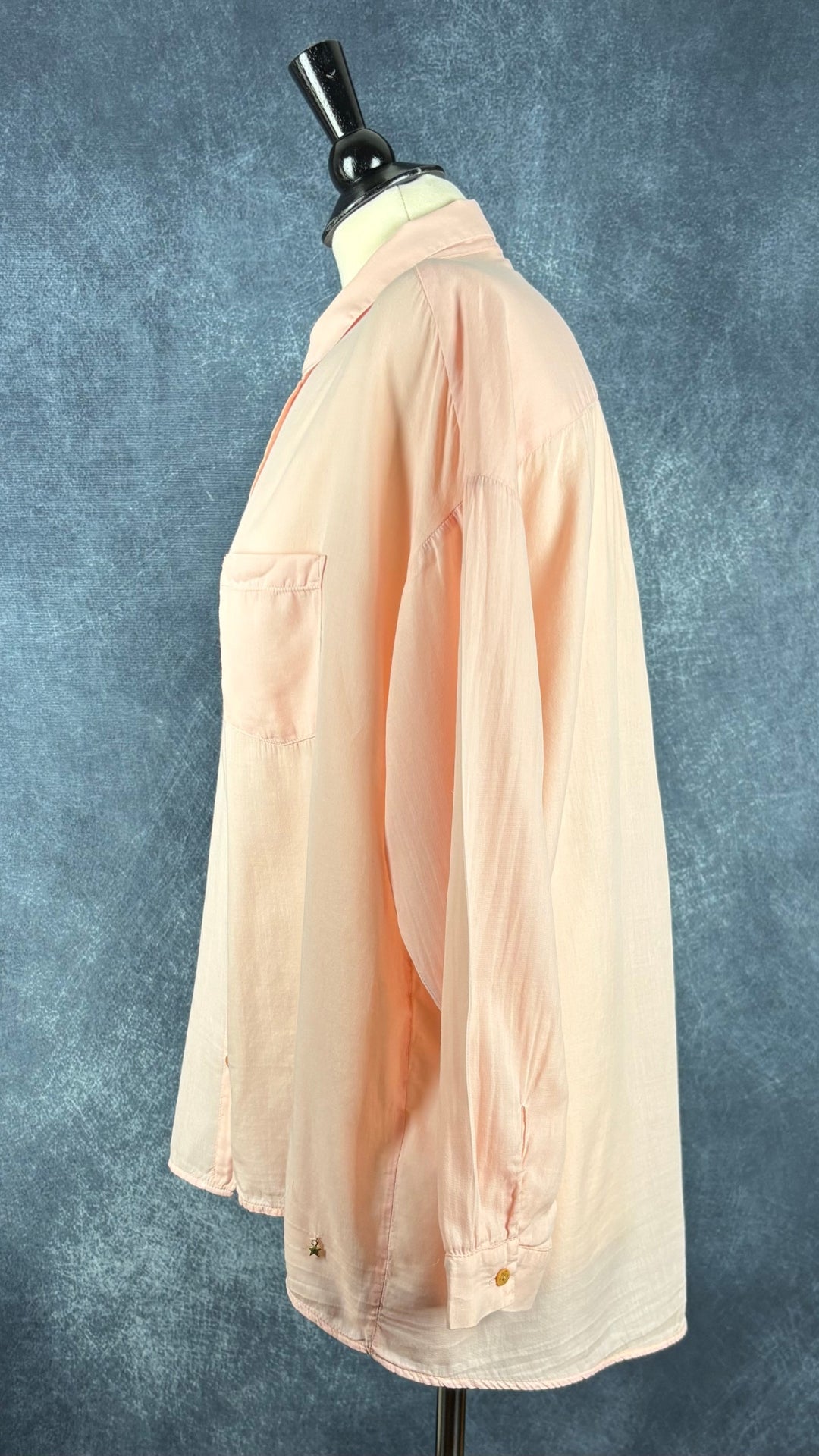 Chemisier fin rose doux en coton Des petits hauts, taille T2 (m/l). Vue de côté.