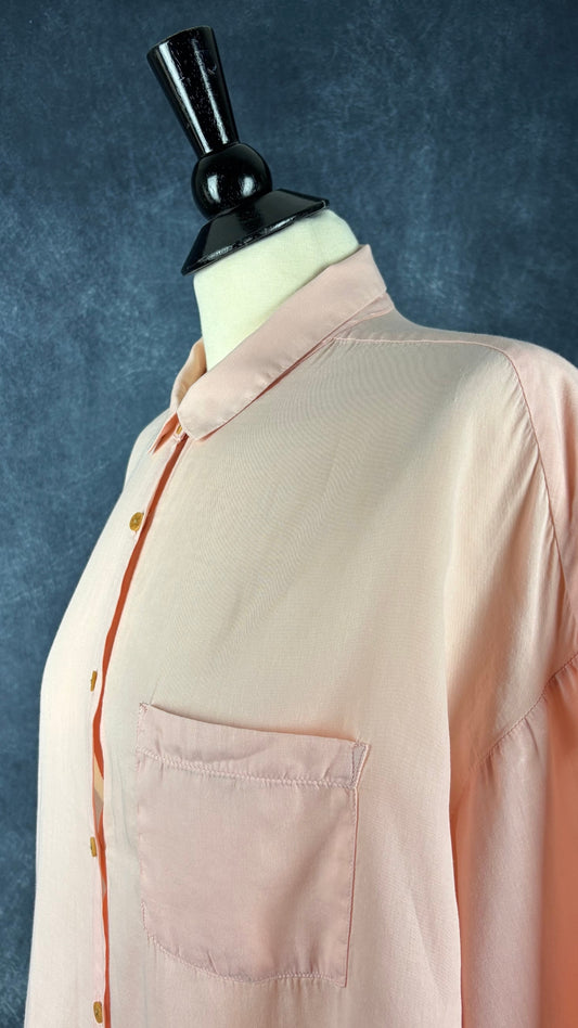 Chemisier fin rose doux en coton Des petits hauts, taille T2 (m/l). Vue de l'encolure.