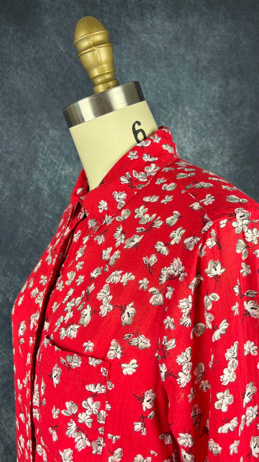 Chemiseier fin en coton rouge à motifs floraux Banana Republic, taille small. Vue de l'encolure.