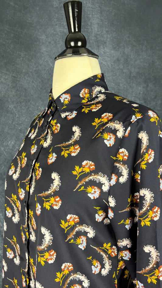 Chemisier fluide floral automnal Banana Republic, taille small (petite). Vue de l'encolure.