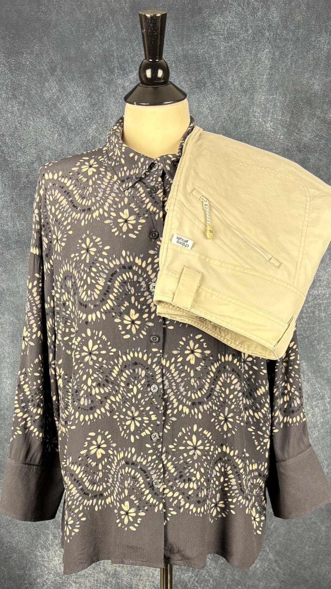 Chemisier fluide gris à motifs, modèle Celinda, Part Two, taille 42 (xl). Vue de l'agencement avec le pantalon crème Chlorophylle.