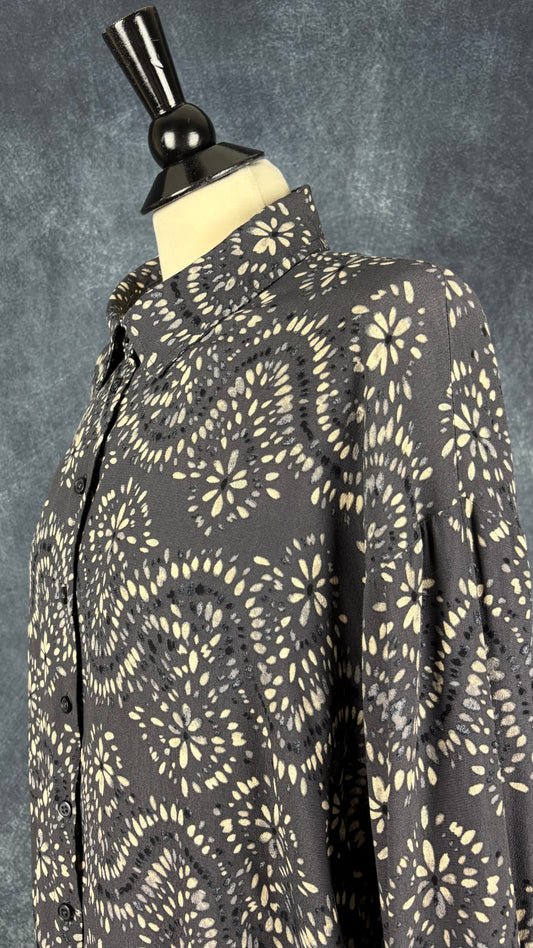 Chemisier fluide gris à motifs, modèle Celinda, Part Two, taille 42 (xl). Vue de l'encolure.