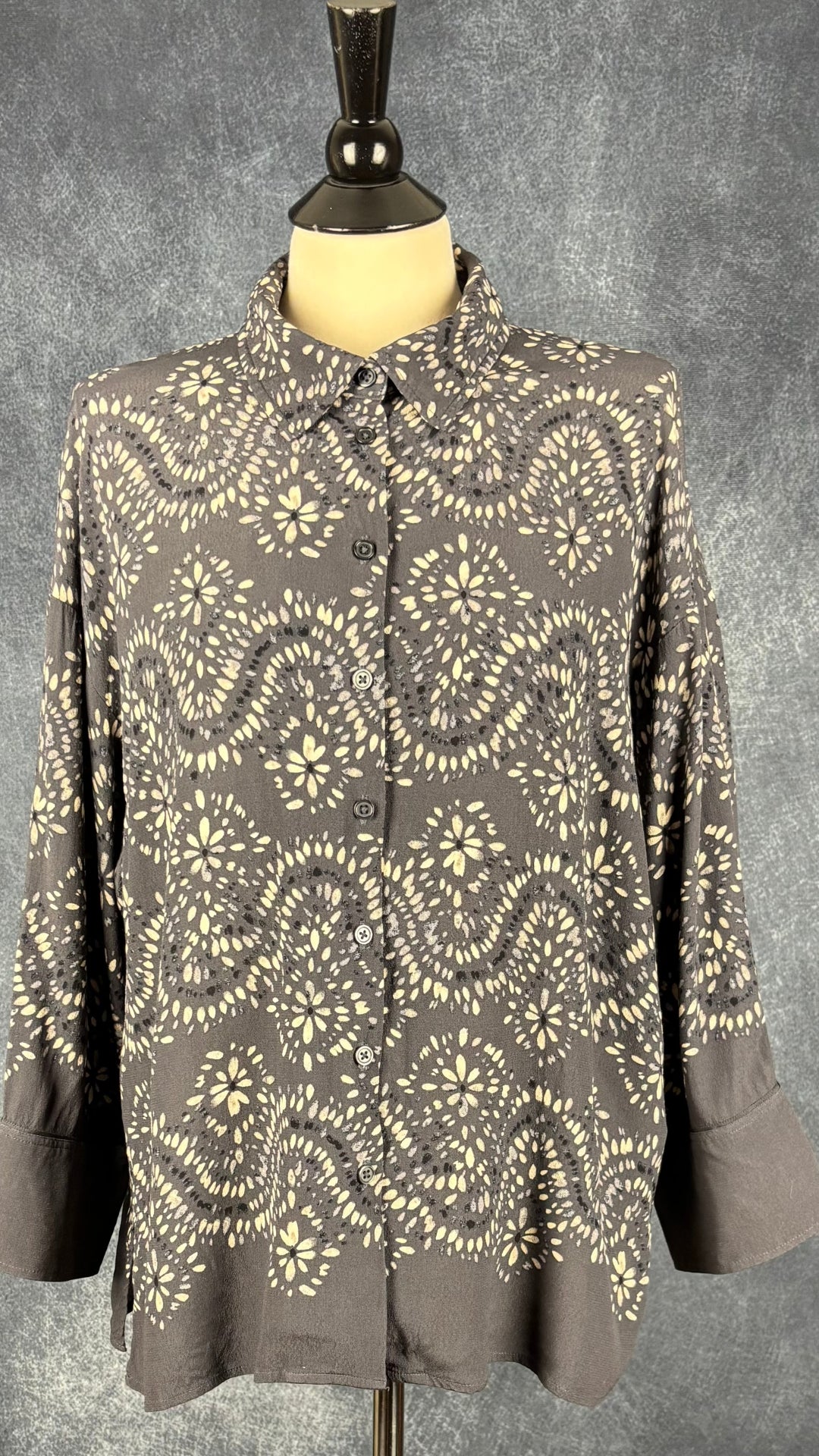 Chemisier fluide gris à motifs, modèle Celinda, Part Two, taille 42 (xl). Vue de face.