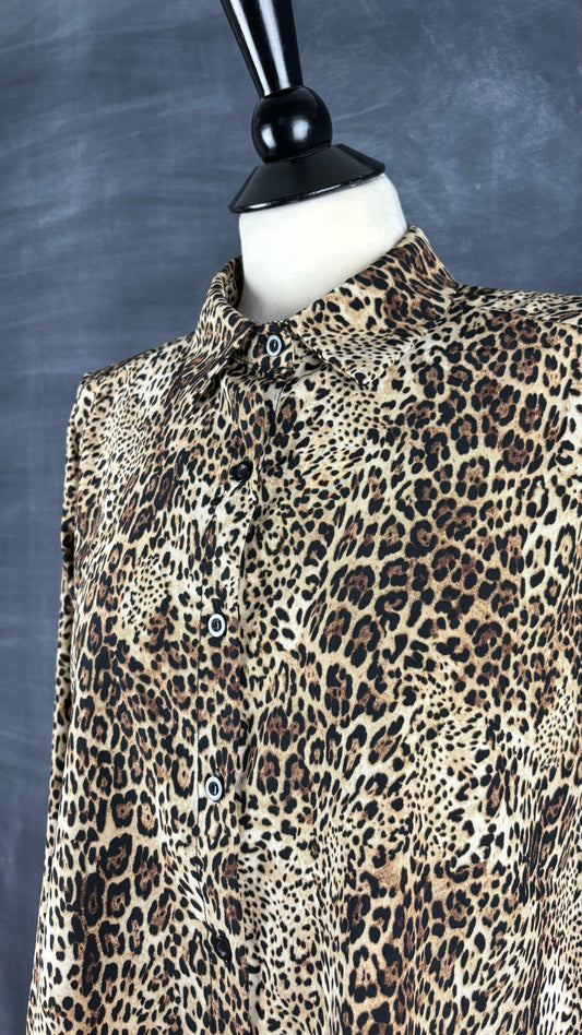 Chemisier fluide léopard ourlet en dentelle Uchuu Studio, taille m/l. Vue de l'encolure.