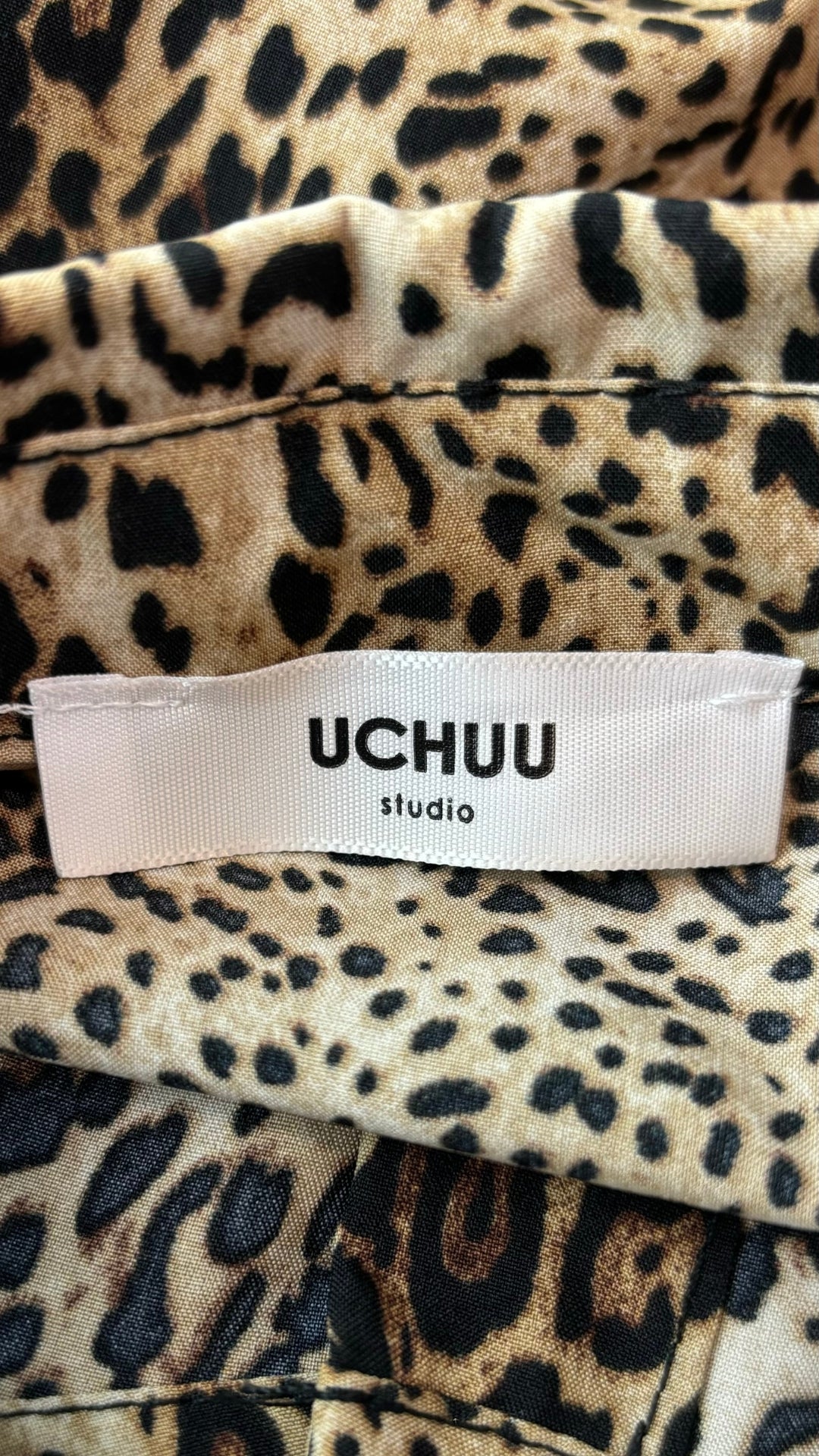 Chemisier fluide léopard ourlet en dentelle Uchuu Studio, taille m/l. Vue de l'étiquette de marque.