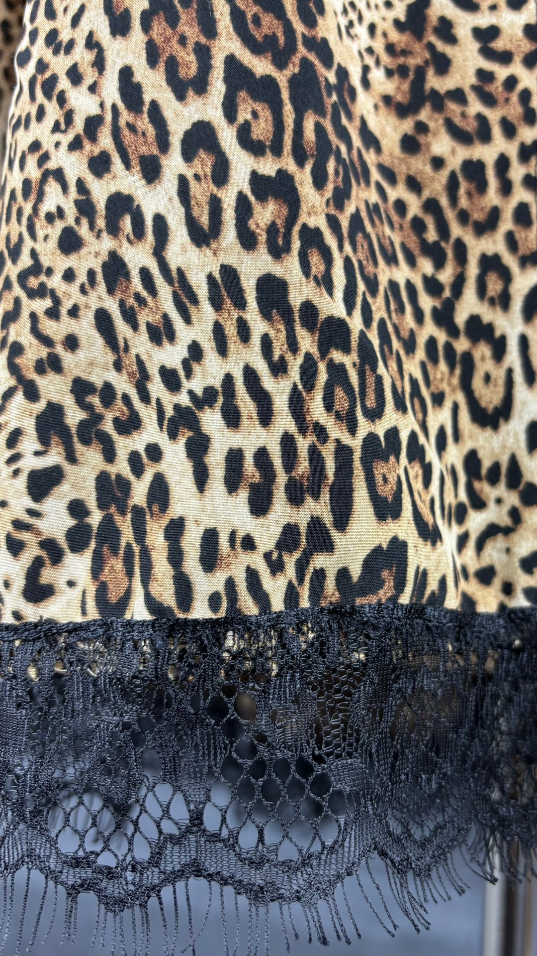 Chemisier fluide léopard ourlet en dentelle Uchuu Studio, taille m/l. Vue de près du tissu.