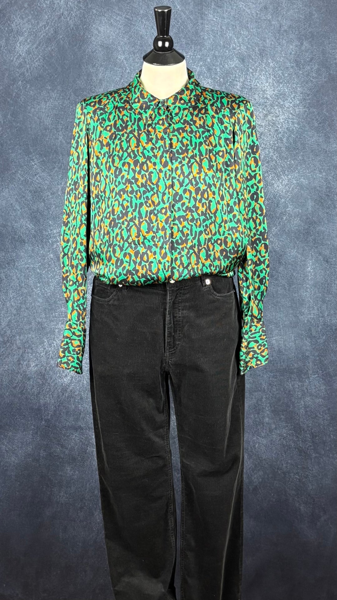 Chemisier fluide satiné vert, noir et cuivré à motif animalier Veronika Maine, taille 8 (m). Vue de l'agencement avec le pantalon en velours côtelé Part Two.