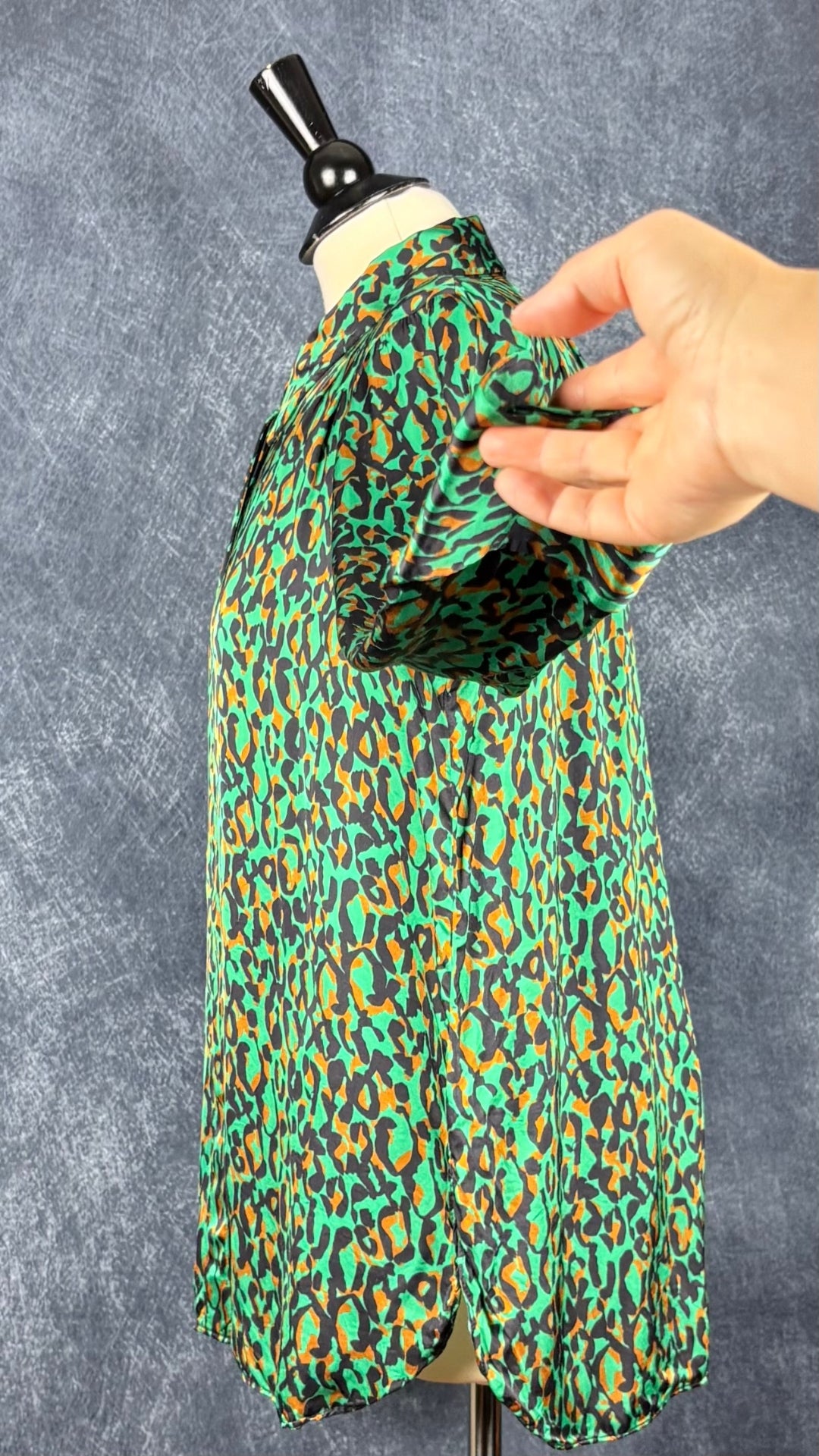 Chemisier fluide satiné vert, noir et cuivré à motif animalier Veronika Maine, taille 8 (m). Vue de côté, manche relevée.