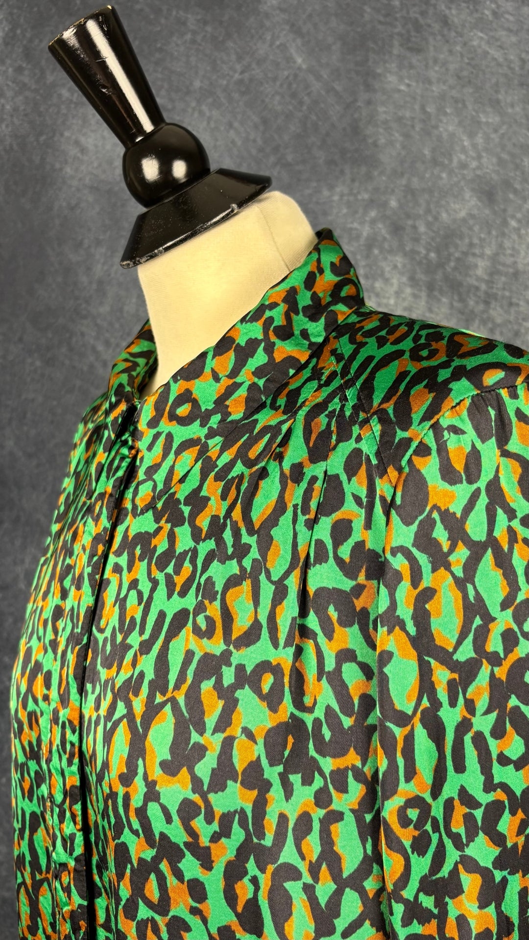 Chemisier fluide satiné vert, noir et cuivré à motif animalier Veronika Maine, taille 8 (m). Vue de l'encolure.