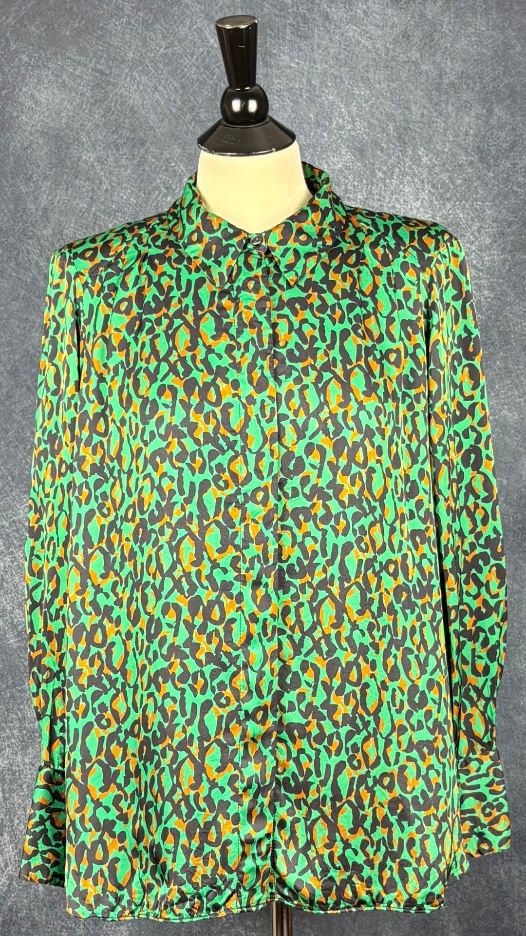 Chemisier fluide satiné vert, noir et cuivré à motif animalier Veronika Maine, taille 8 (m). Vue de face.