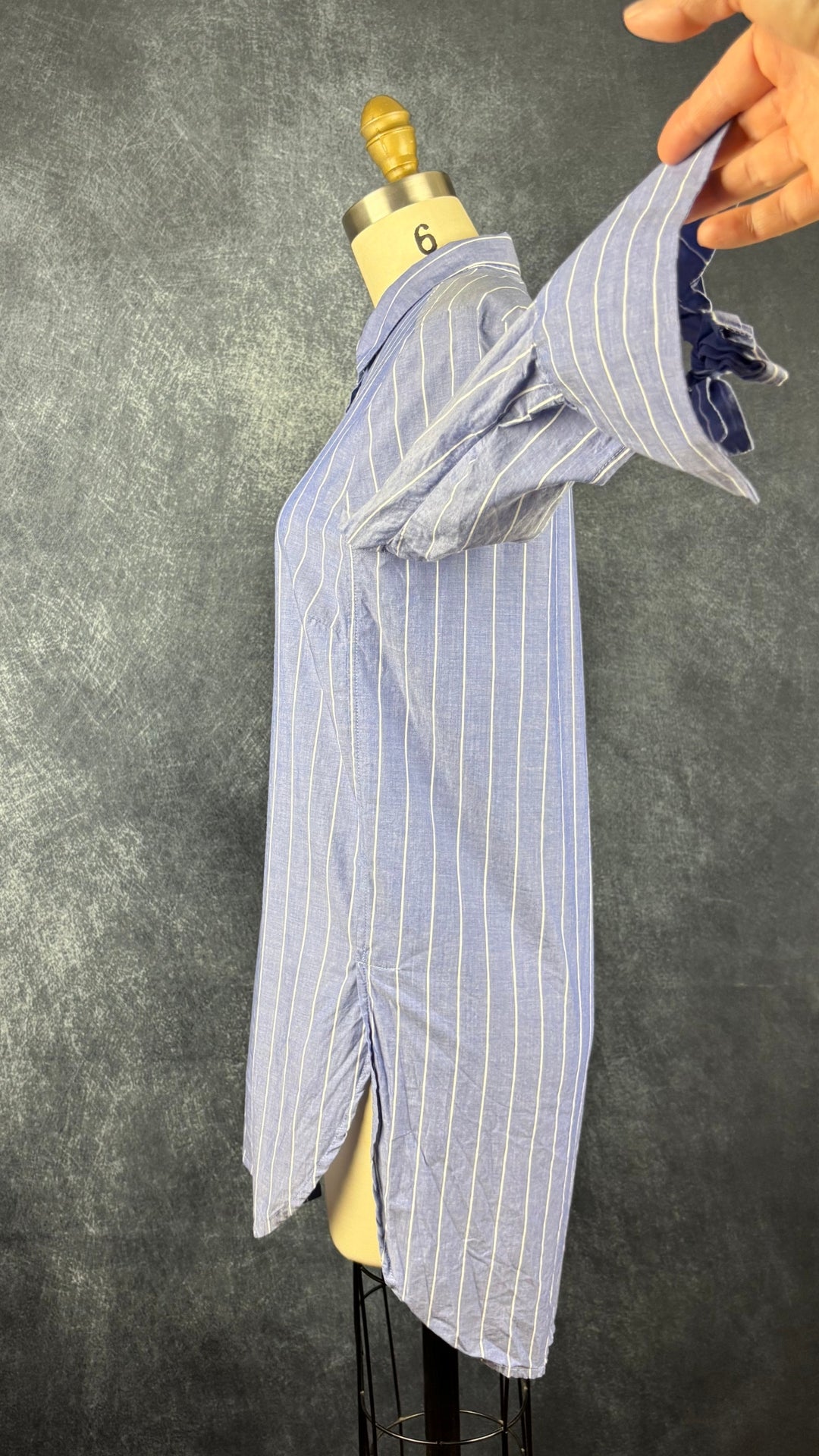 Chemisier long en chambray bleu à rayures blanches InWear, taille 6. Vue de côté, manche relevée.