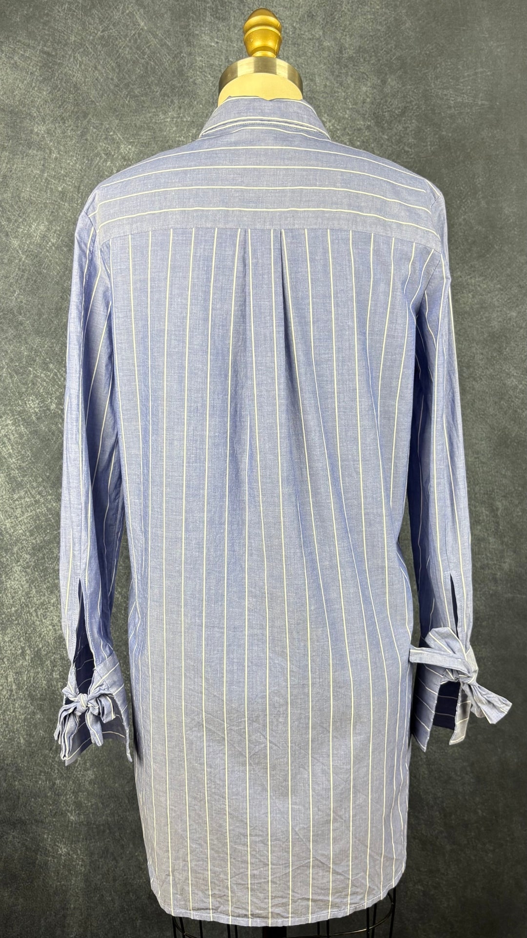 Chemisier long en chambray bleu à rayures blanches InWear, taille 6. Vue de dos.