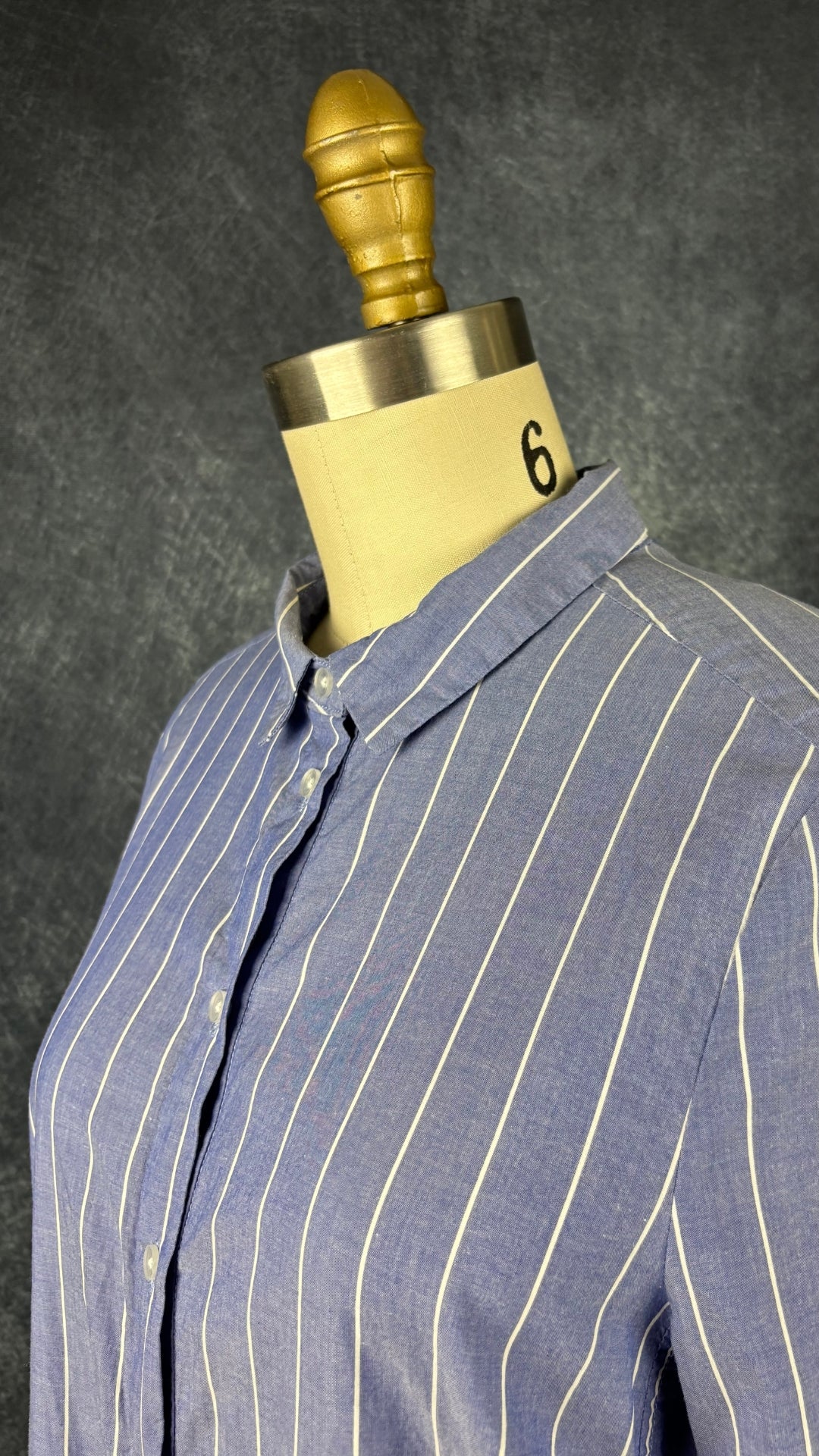 Chemisier long en chambray bleu à rayures blanches InWear, taille 6. Vue de l'encolure.