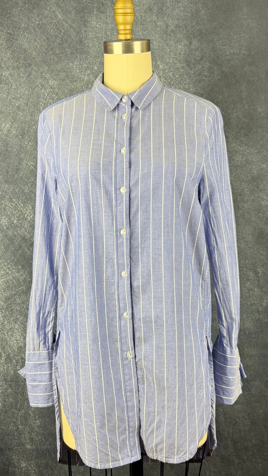 Chemisier long en chambray bleu à rayures blanches InWear, taille 6. Vue de face.