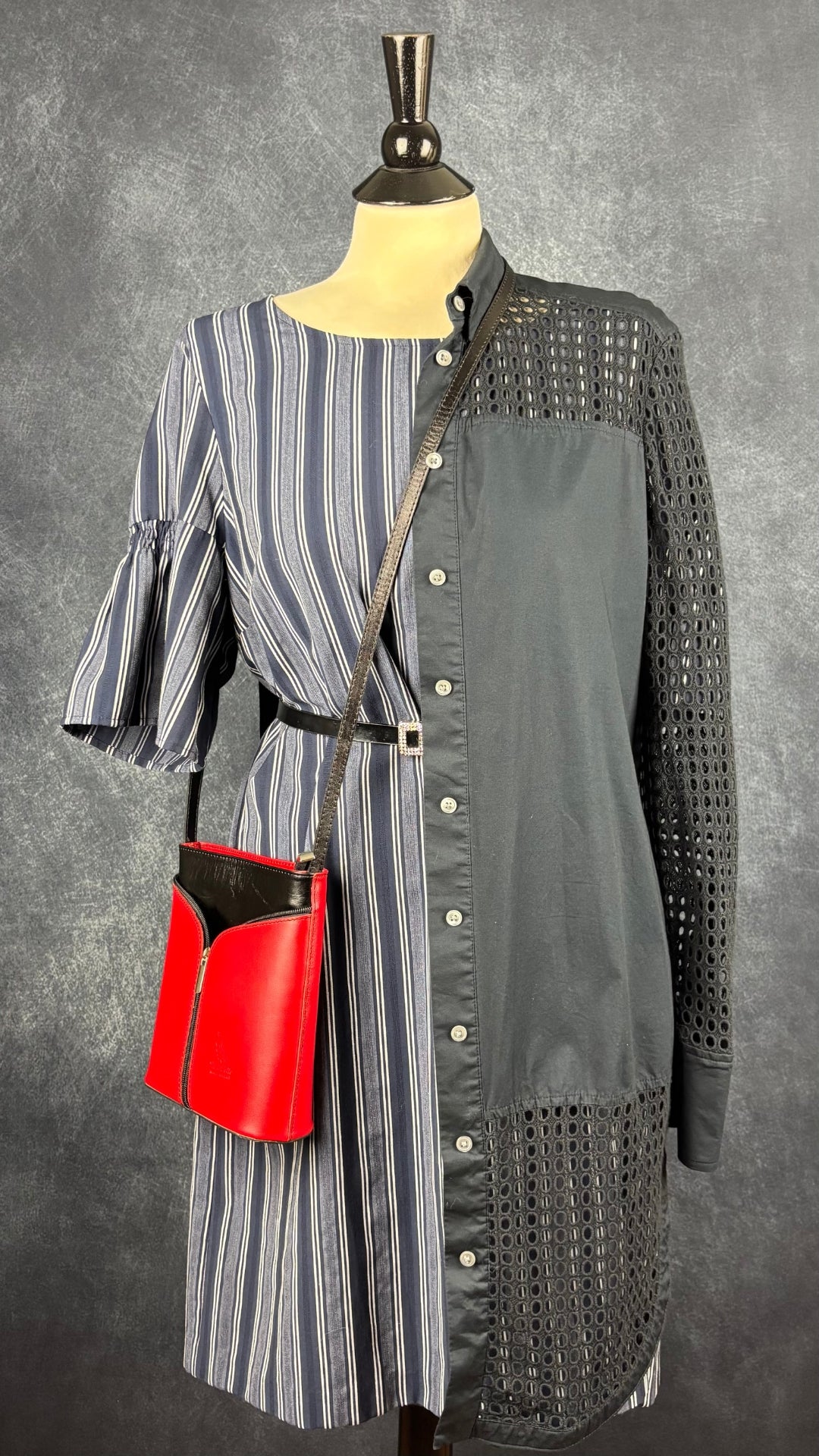 Chemisier long marine très foncé avec broderies Banana Republic, taille 14. Vue de l'agencement avec la robe à rayures Banana Republic, la ceinture et le sac à main rouge et noir.