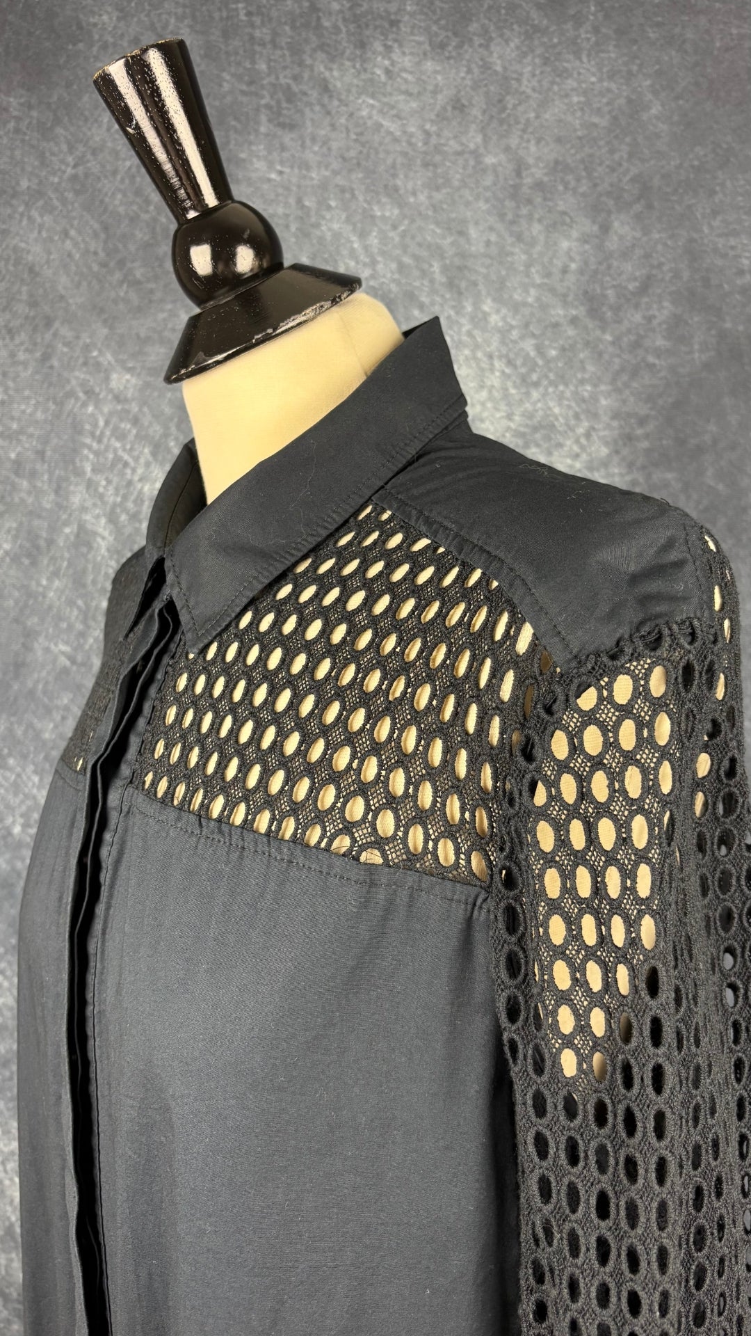 Chemisier long marine très foncé avec broderies Banana Republic, taille 14. Vue de l'encolure.