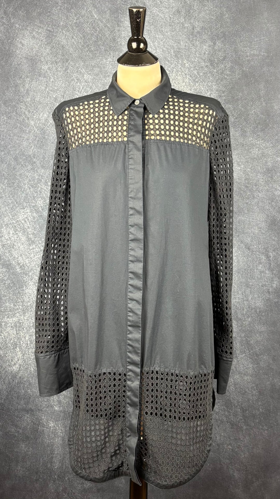 Chemisier long marine très foncé avec broderies Banana Republic, taille 14. Vue de face.