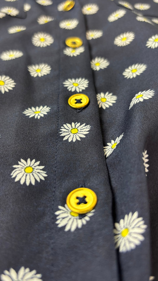 Chemisier à motifs de marguerites à boutons dorés Jones New York Signature, taille PP (small/medium pour femmes de moins de 5'4''). Vue de près du tissu.