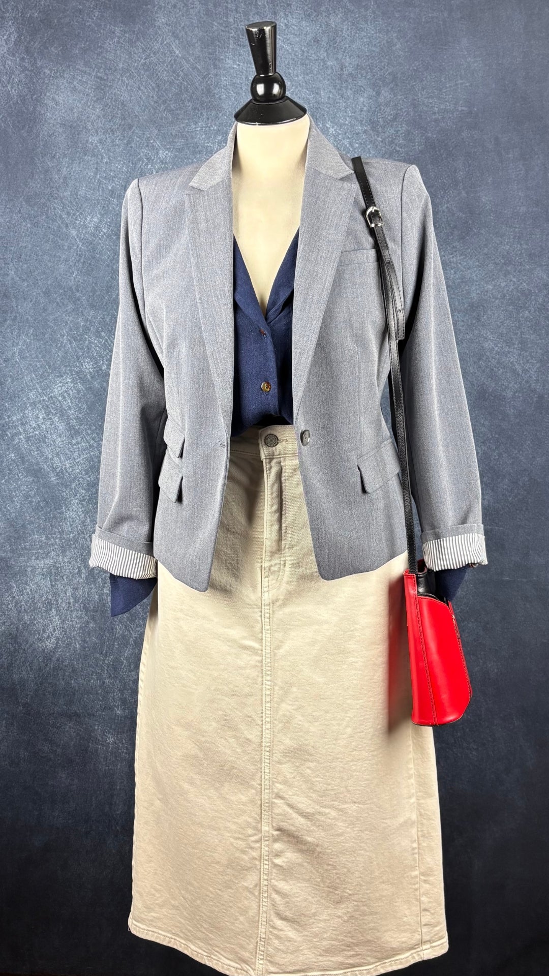 Chemisier marine viscose et lin avec boutons tortoises Meemoza, taille medium. Vue de l'agencement avec la jupe en denim écru Banana Republic, le sac à main en cuir rouge et noir et le blazer bleu-gris Banana Republic.