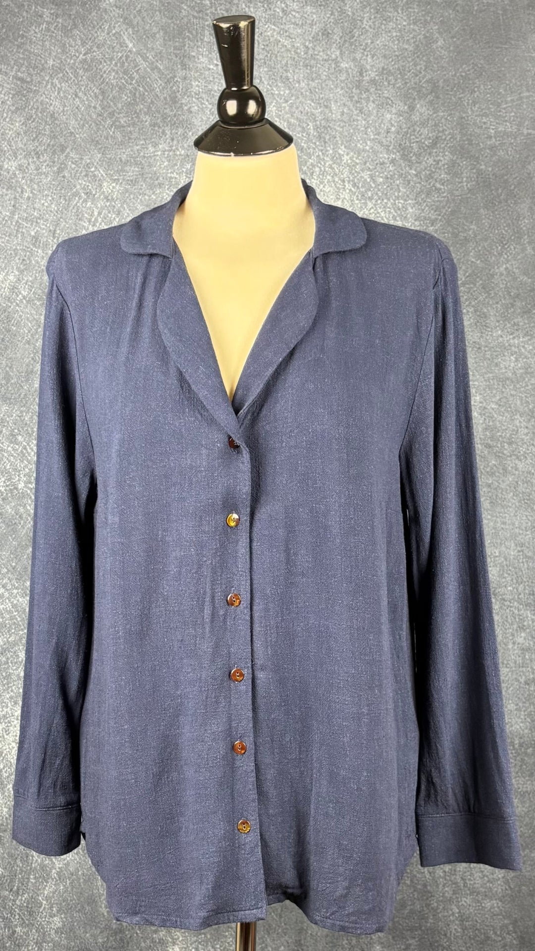 Chemisier marine viscose et lin avec boutons tortoises Meemoza, taille medium. Vue de face.