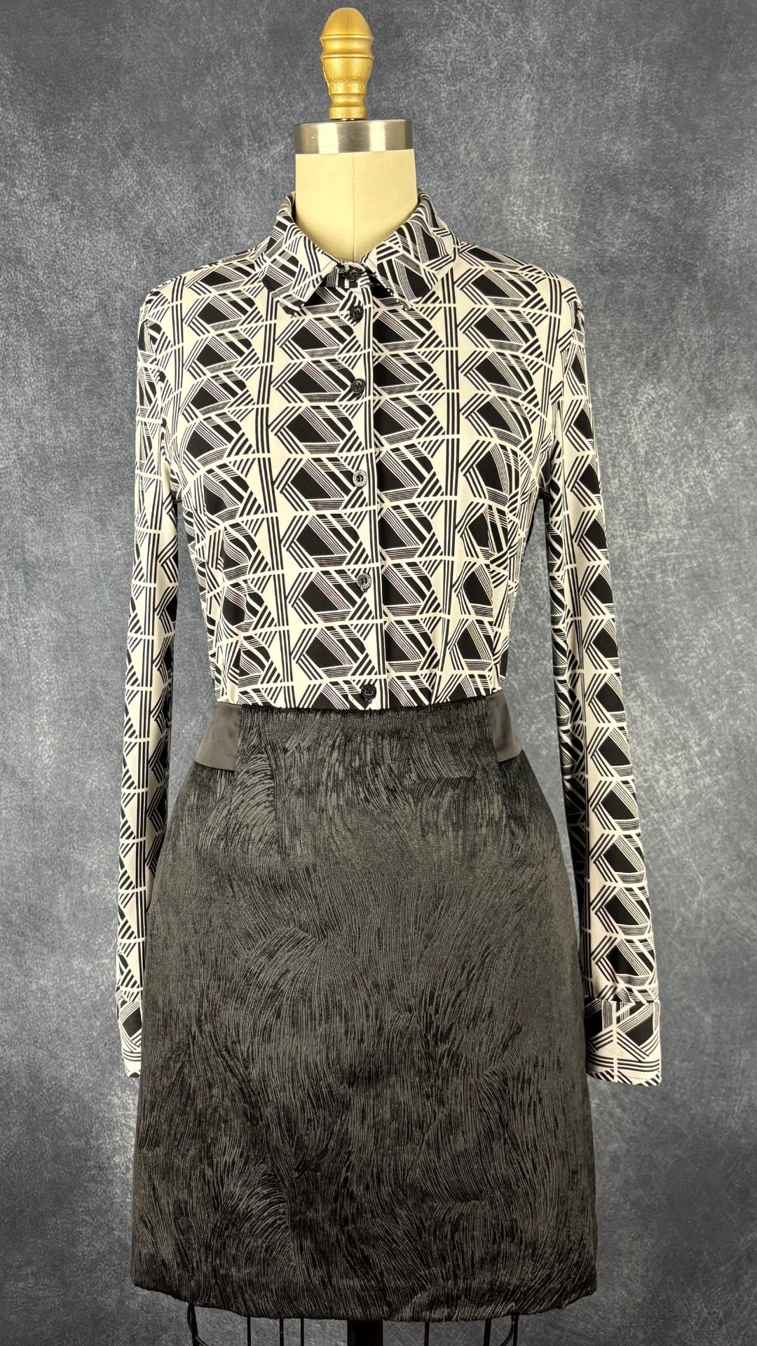 Chemisier à motifs géométriques Karl Lagerfeld, taille xs. Vue de l'agencement avec la jupe chic texturée Tristan.
