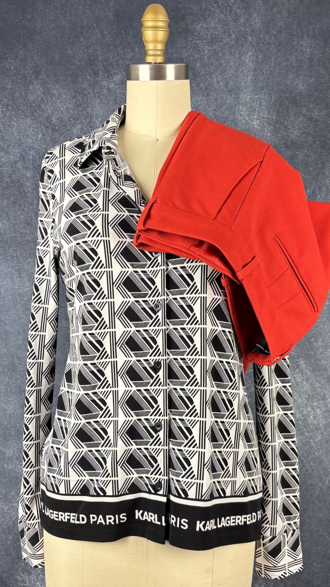 Chemisier à motifs géométriques Karl Lagerfeld, taille xs. Vue de l'agencement avec le pantalon orangé Club Monaco.