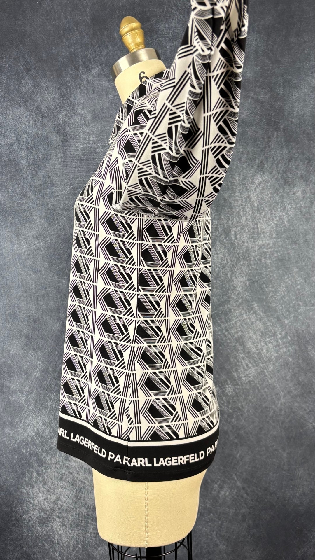 Chemisier à motifs géométriques Karl Lagerfeld, taille xs. Vue de côté, manche relevée.