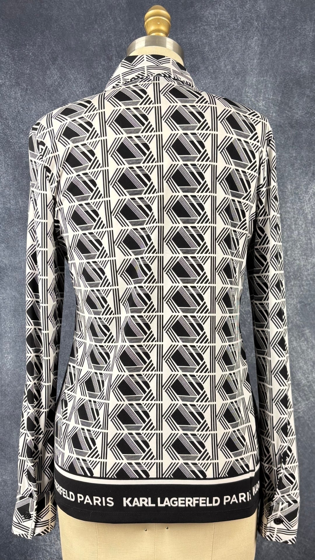 Chemisier à motifs géométriques Karl Lagerfeld, taille xs. Vue de dos.