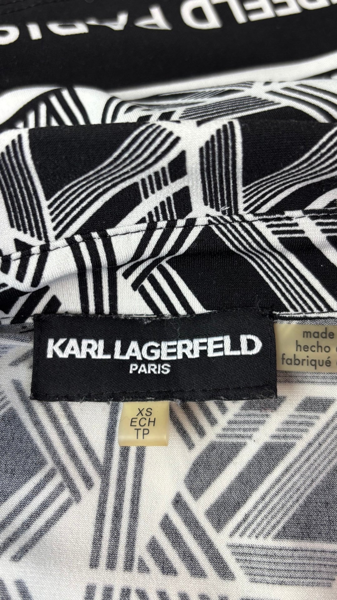 Chemisier à motifs géométriques Karl Lagerfeld, taille xs. Vue de l'étiquette.