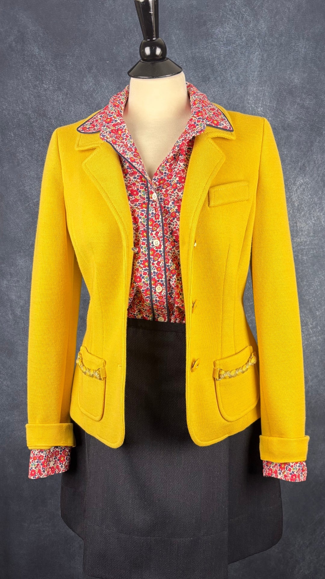 Chemisier à motifs floraux Liberty de J.Crew, taille 12 (m/l). Vue de l'agencement avec la jupe à boutons dorés Club Monaco et la veste jaune Luisa Spagnoli.