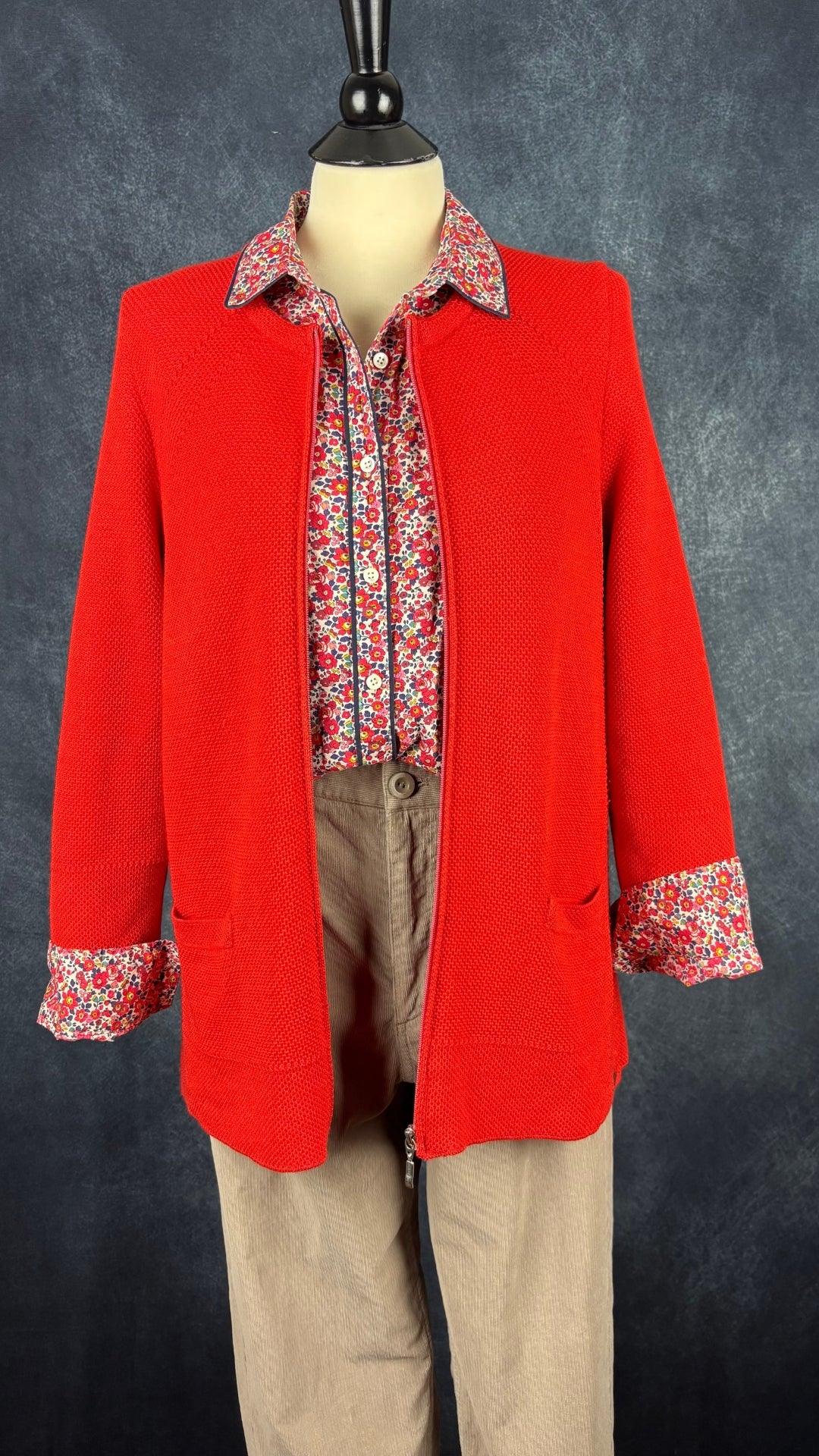 Chemisier à motifs floraux Liberty de J.Crew, taille 12 (m/l). Vue de l'agencement avec le pantalon en velours côtelé beige Cos et la veste en laine rouge Saint James.
