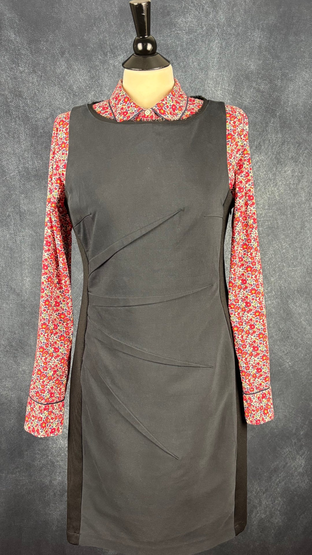 Chemisier à motifs floraux Liberty de J.Crew, taille 12 (m/l). Vue de l'agencement avec la robe grise Boss.
