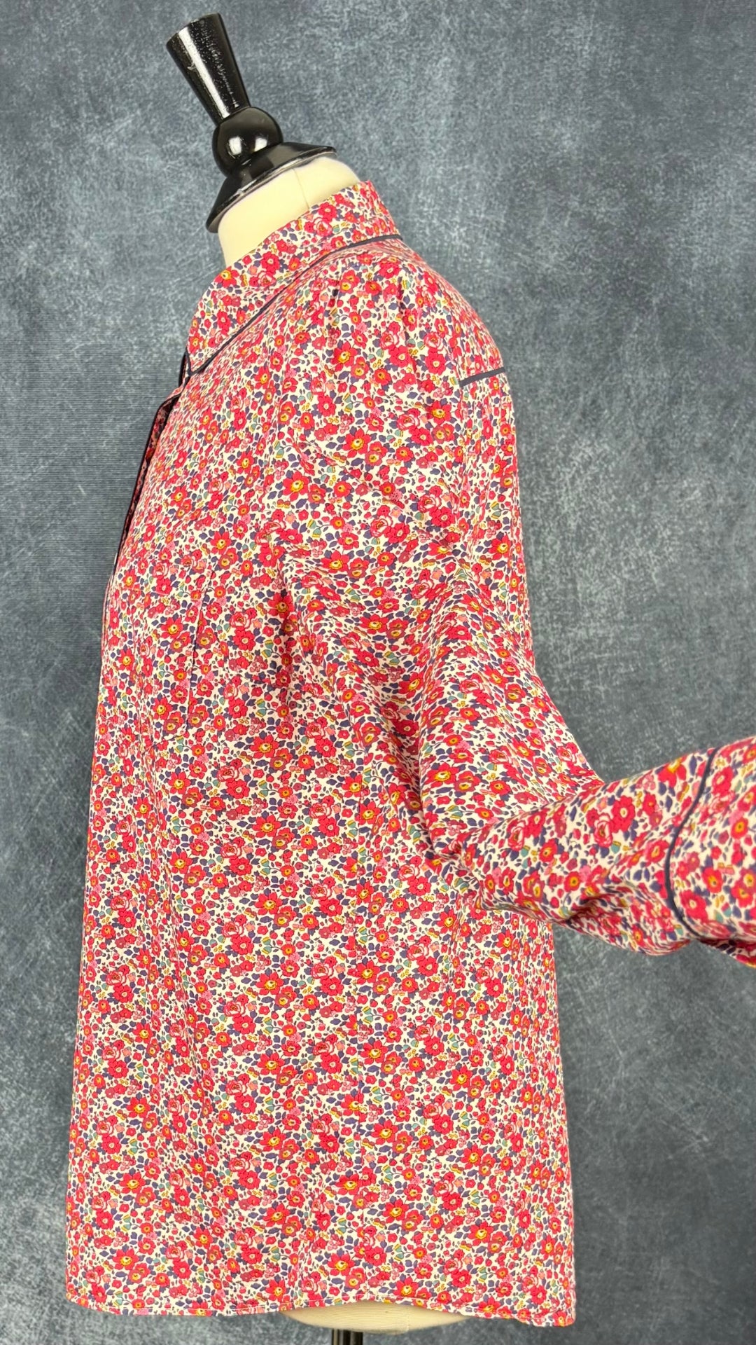 Chemisier à motifs floraux Liberty de J.Crew, taille 12 (m/l). Vue de côté.