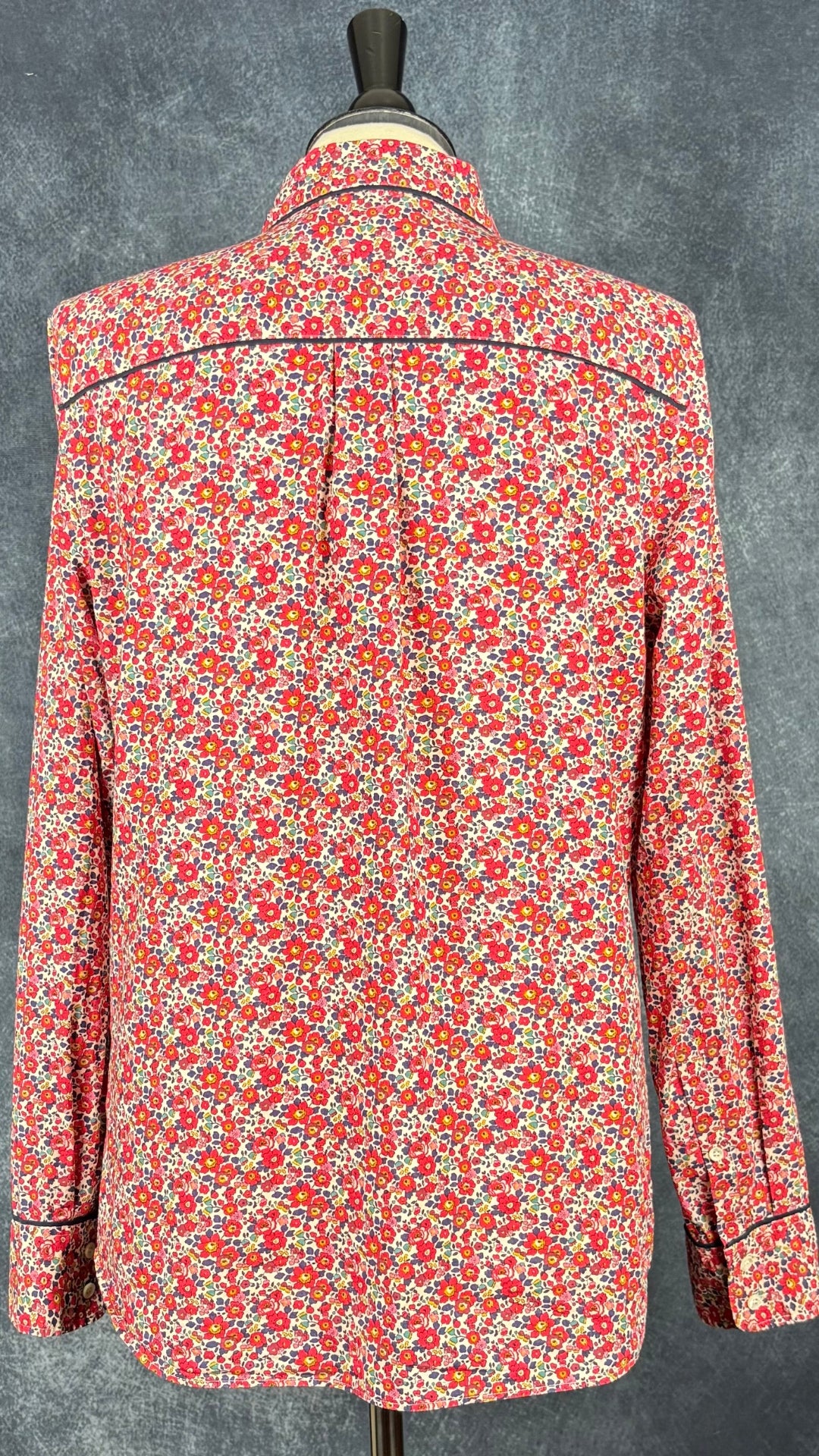 Chemisier à motifs floraux Liberty de J.Crew, taille 12 (m/l). Vue de dos.