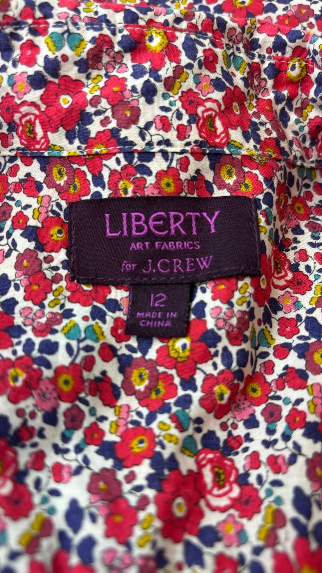 Chemisier à motifs floraux Liberty de J.Crew, taille 12 (m/l). Vue de l'étiquette.