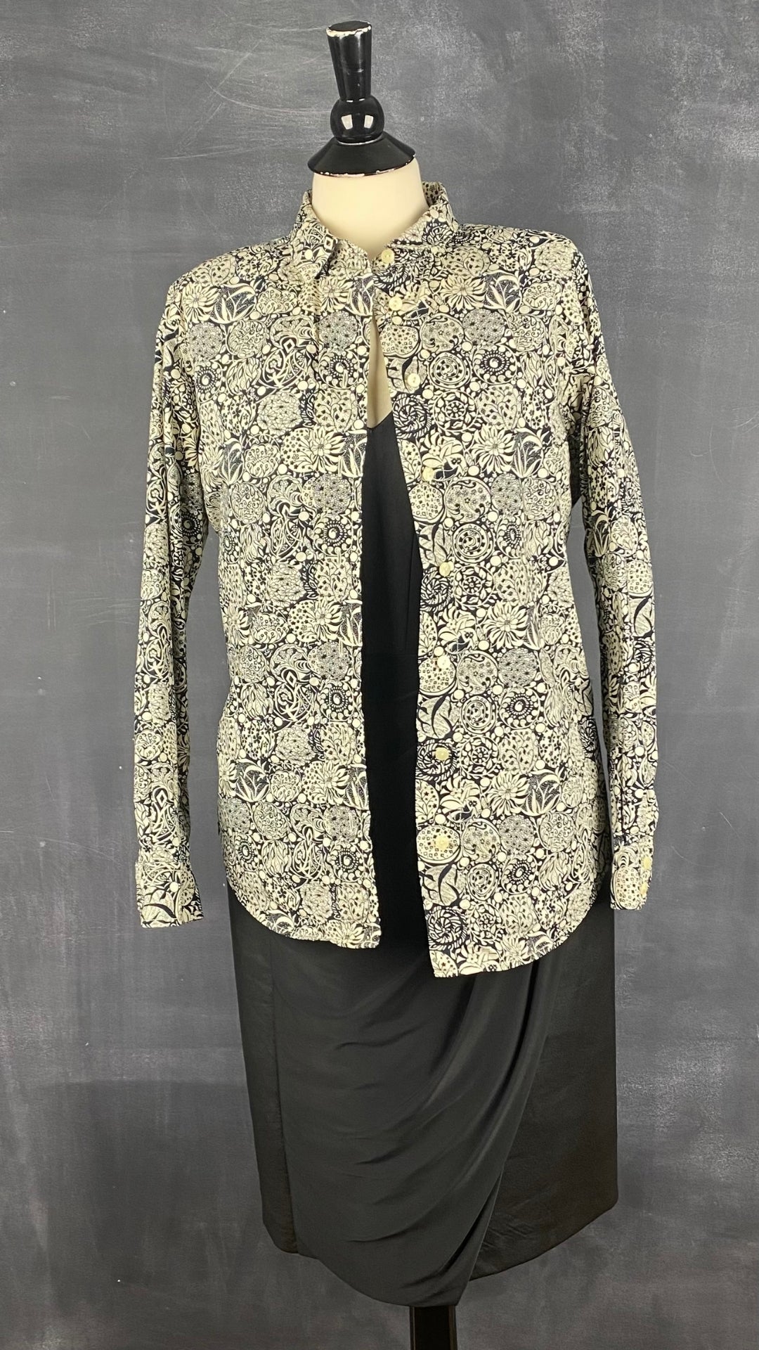 Chemisier noir et crème à motif floral Liz Clairborne taille large. Vue de l'agencement avec la robe noire drapée et faux cuir Frank Lyman.