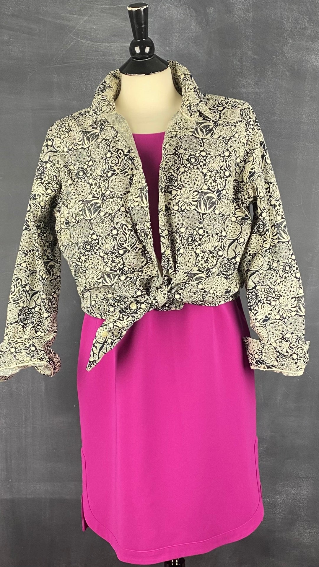 Chemisier noir et crème à motif floral Liz Clairborne taille large. Vue de l'agencement avec la robe rose Diane von Furstenberg.