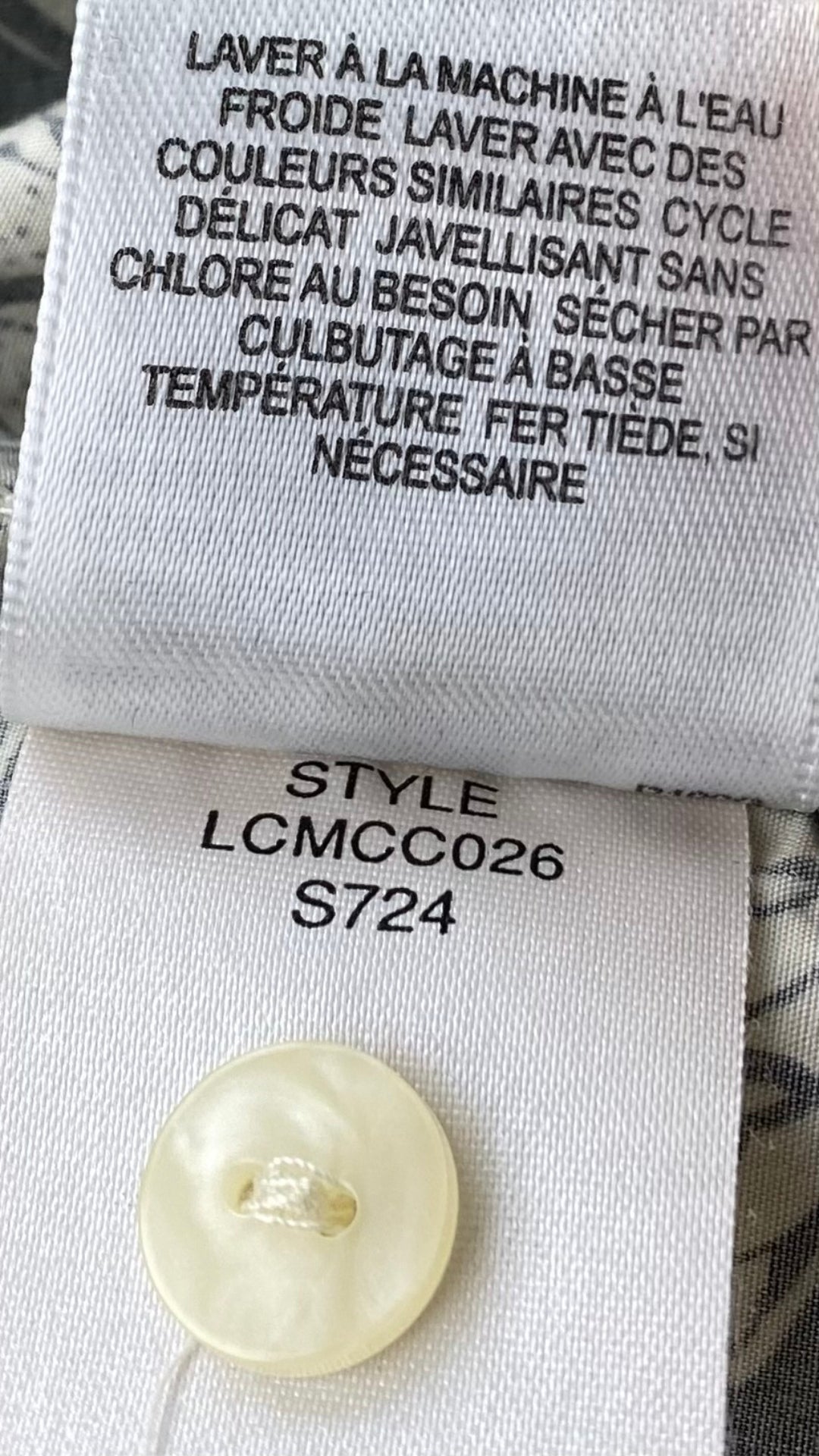 Chemisier noir et crème à motif floral Liz Clairborne taille large. Vue de l'étiquette d'entretien et bouton de rechange.
