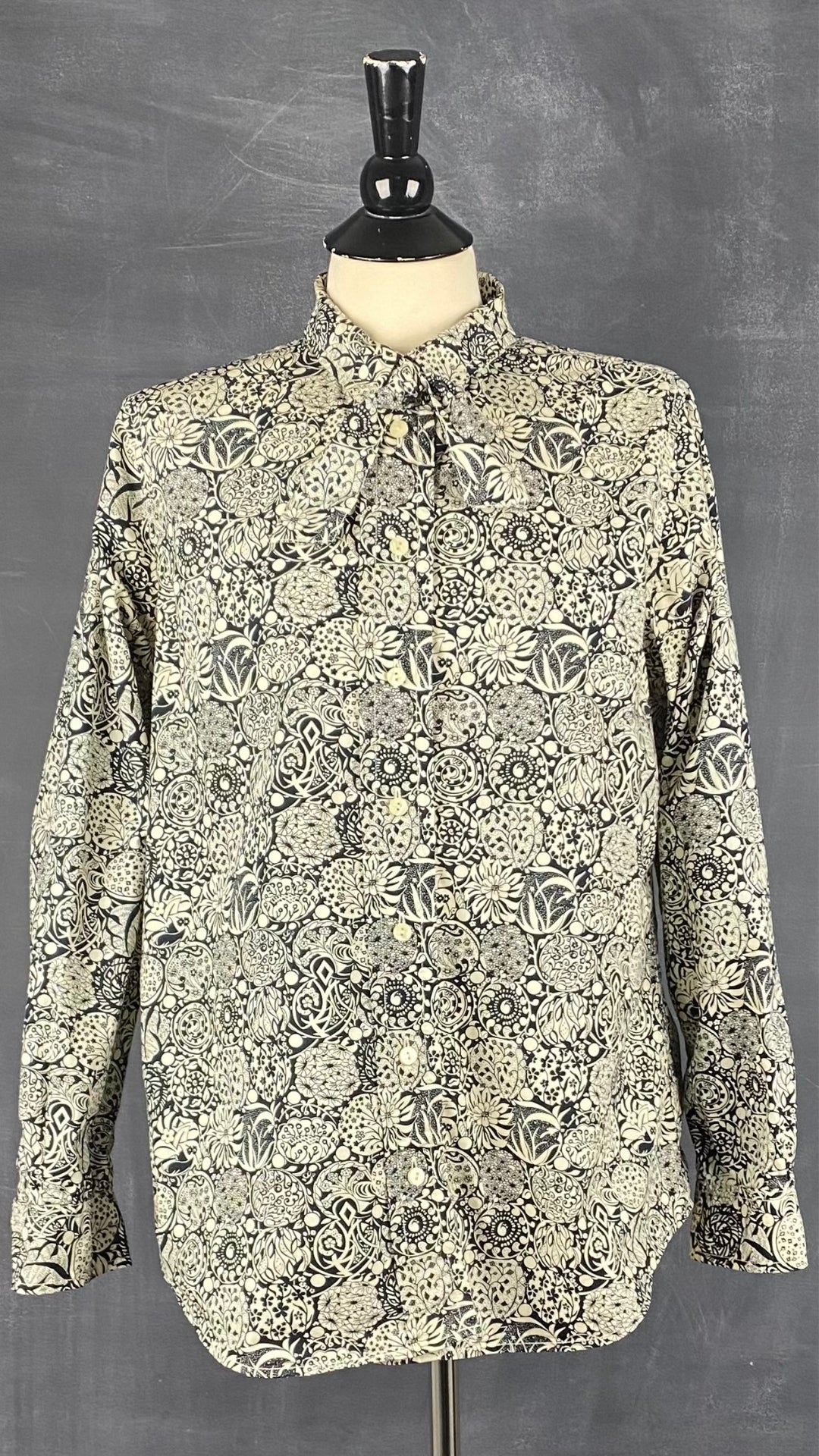 Chemisier noir et crème à motif floral Liz Clairborne taille large. Vue de face.