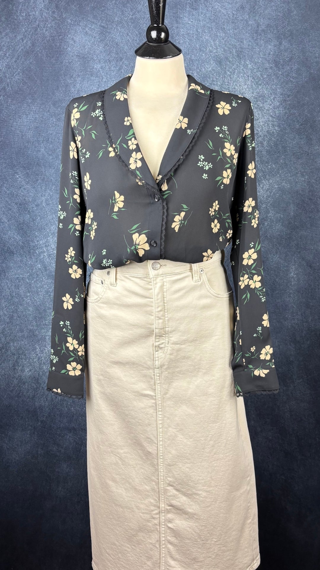 Chemisier noir floral avec détail de dentelle fine, Sunday Best, taille medium. Vue de l'agencement avec la jupe écru en denim Banana Republic.