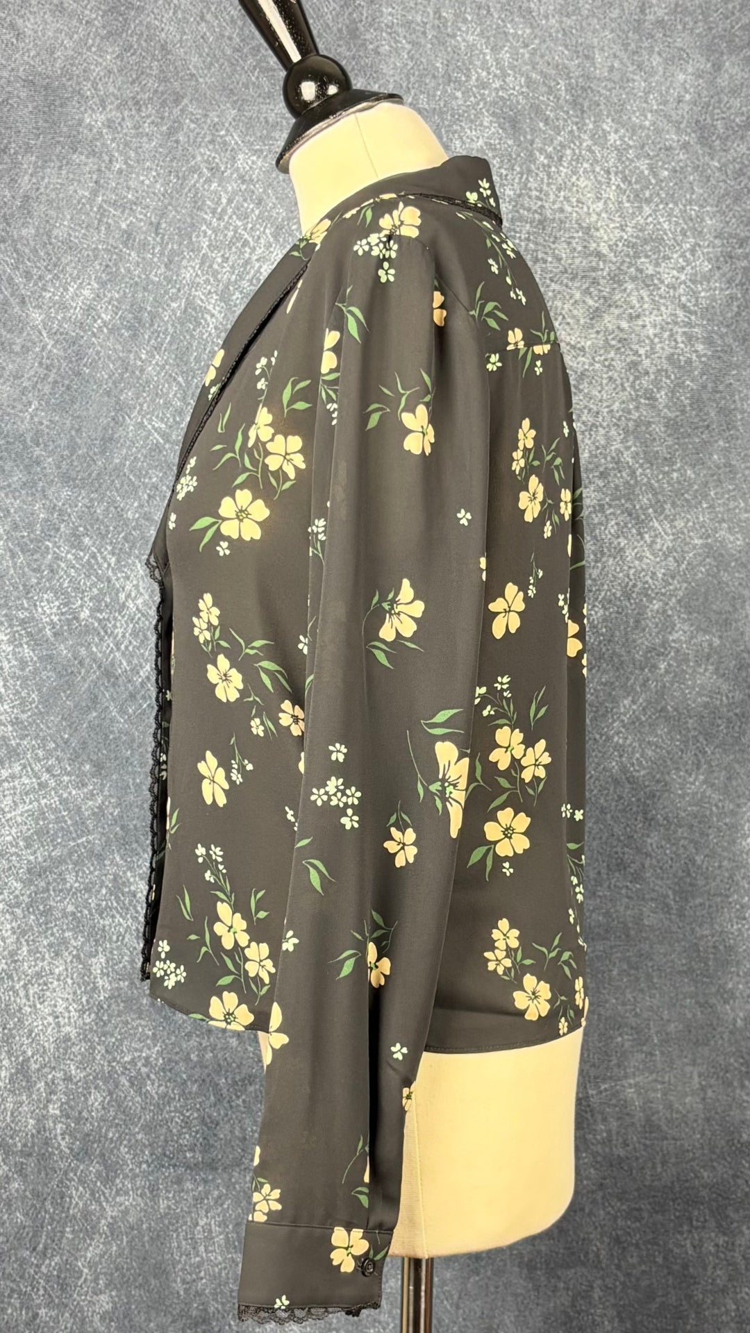 Chemisier noir floral avec détail de dentelle fine, Sunday Best, taille medium. Vue de côté.