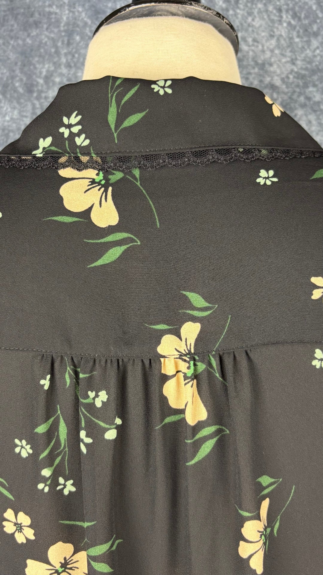 Chemisier noir floral avec détail de dentelle fine, Sunday Best, taille medium. Vue de près du haut du dos.