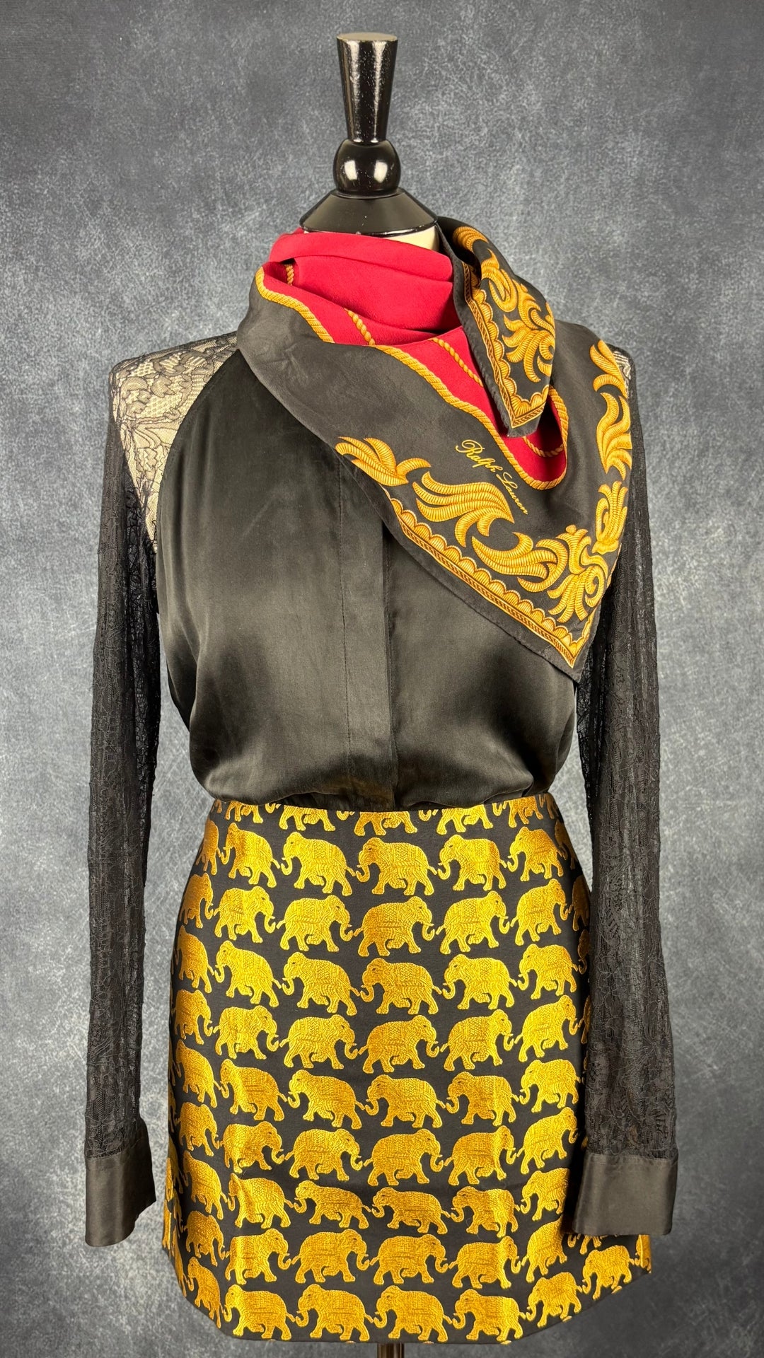 Chemisier noir en soie à manches en dentelle Equipment, taille small. Vue de l'agencement avec la jupe éléphants J.Crew et le foulard Ralph Lauren.