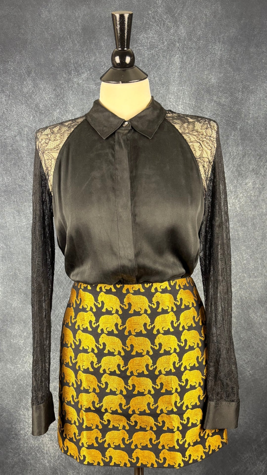 Chemisier noir en soie à manches en dentelle Equipment, taille small. Vue de l'agencement avec la jupe éléphants J.Crew.