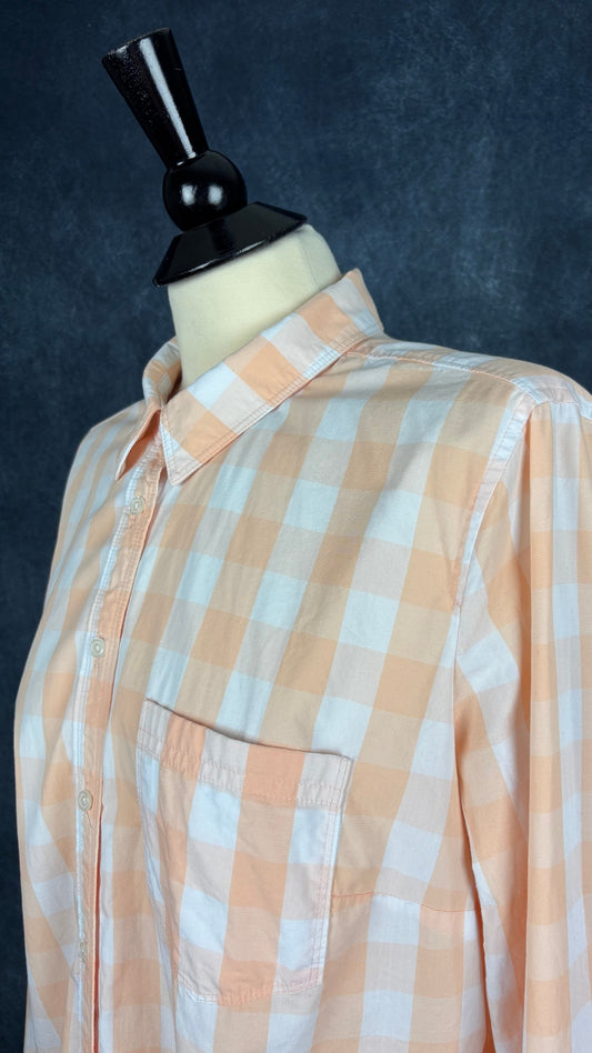 Chemisier doux en coton pêche et crème à carreaux Banana Republic, taille large. Vue de l'encolure.