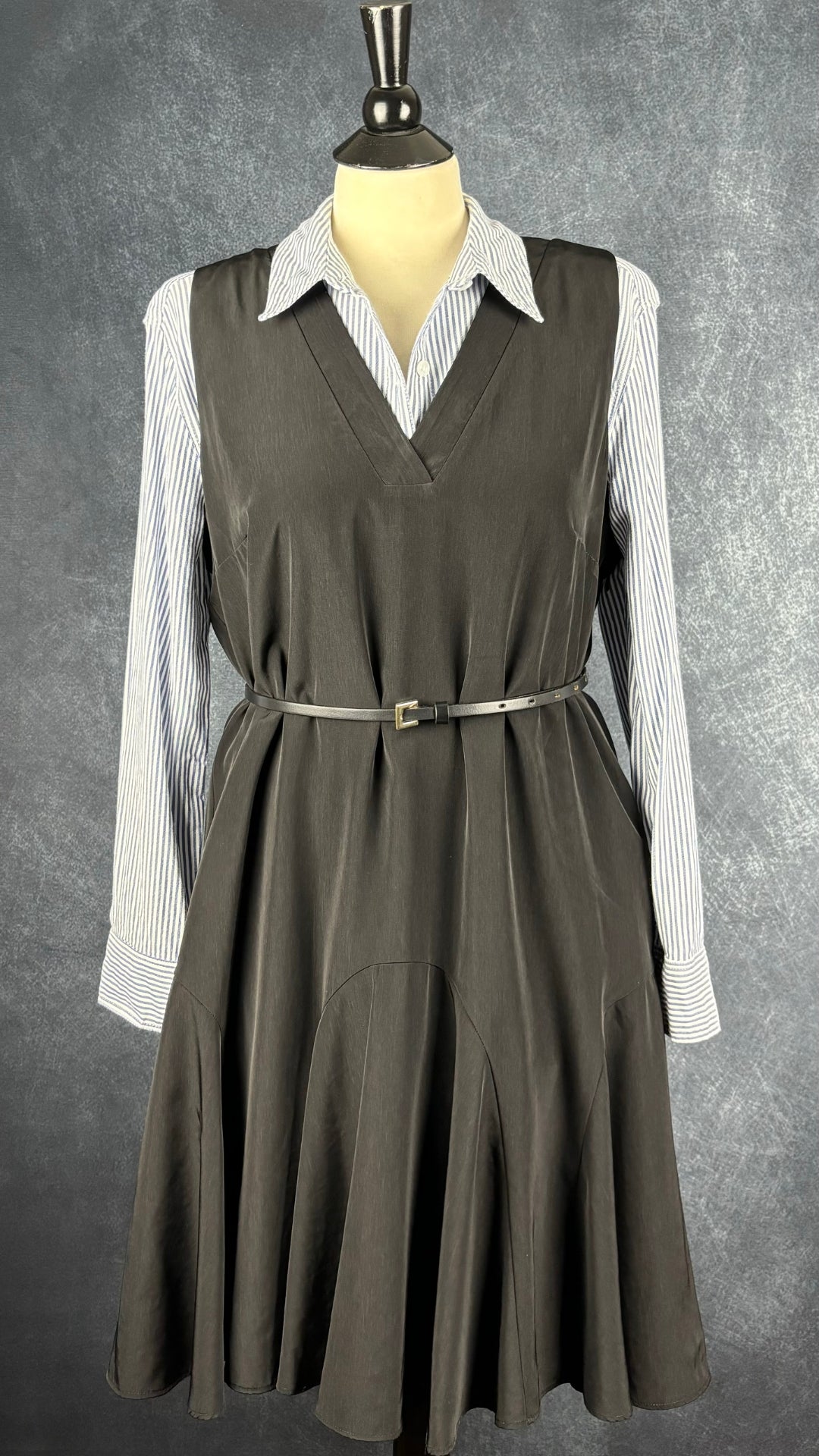 Chemisier à rayures bleues en fine flanelle Tahari, taille large. Vue de l'agencement avec la robe J.Crew fluide et ample.
