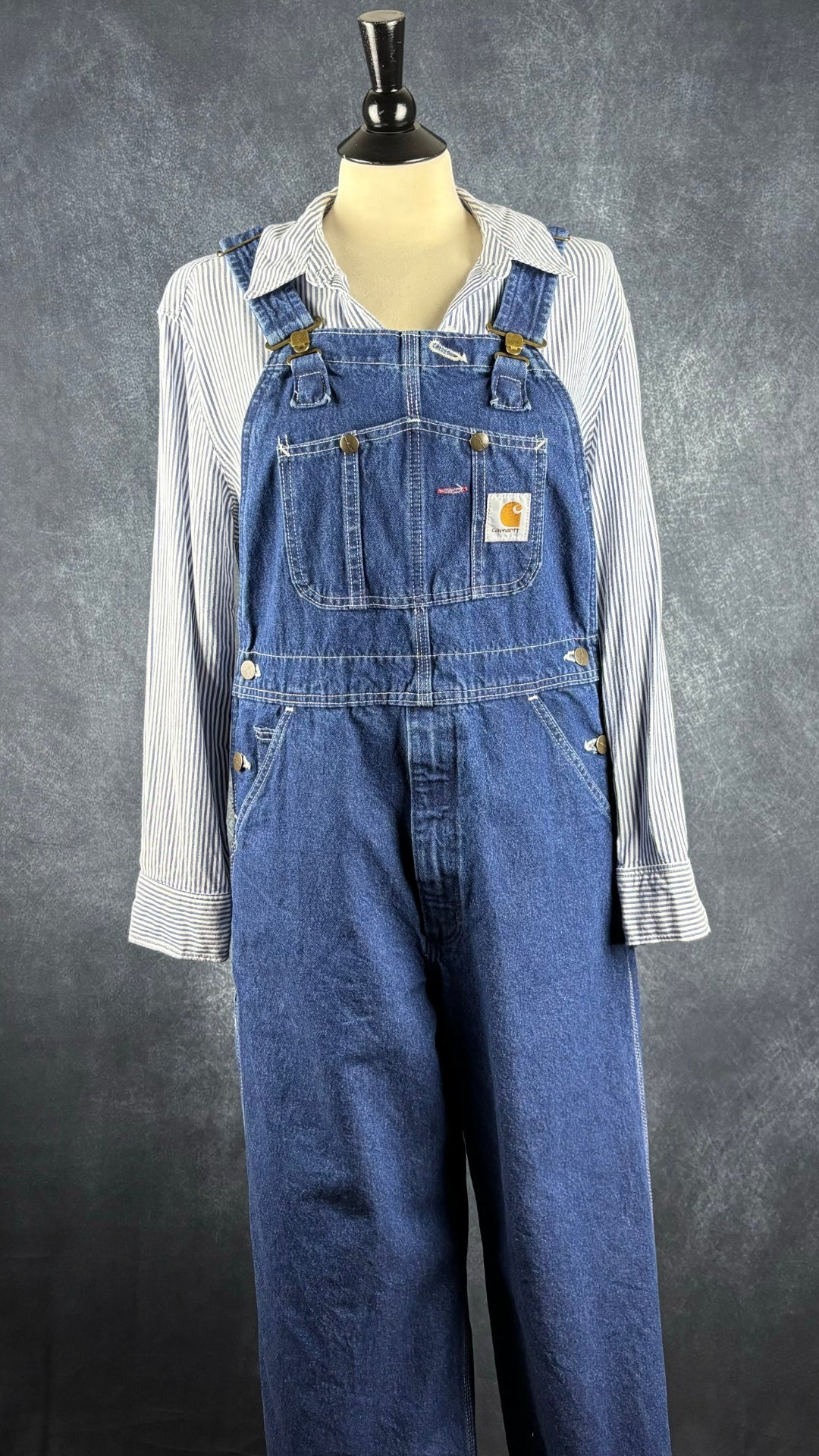Chemisier à rayures bleues en fine flanelle Tahari, taille large. Vue de l'agencement avec la salopette en jeans Carhartt.