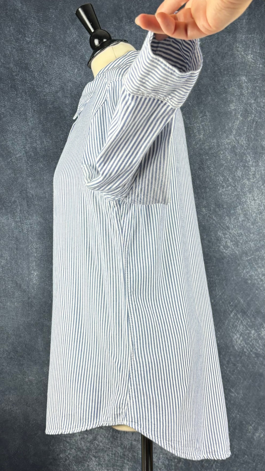 Chemisier à rayures bleues en fine flanelle Tahari, taille large. Vue de côté, manche relevée.