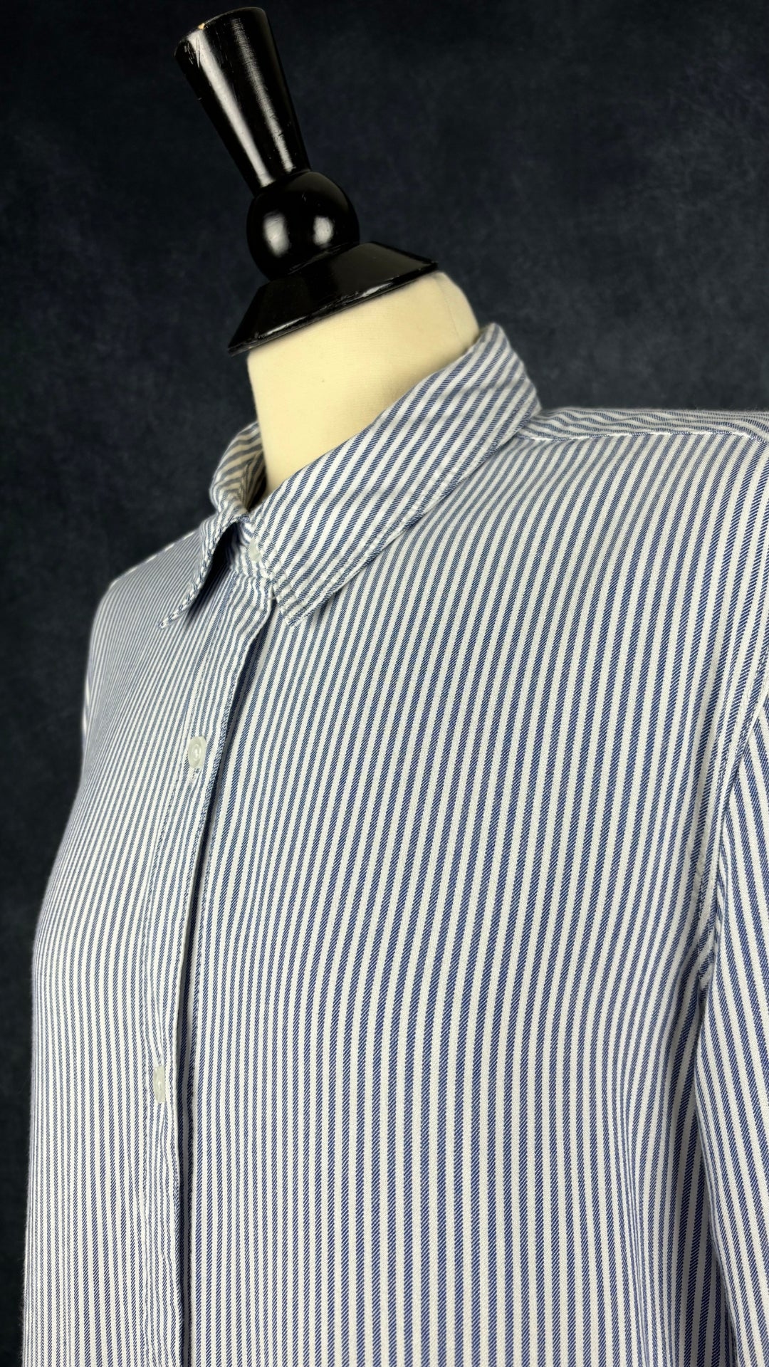 Chemisier à rayures bleues en fine flanelle Tahari, taille large. Vue de l'encolure.