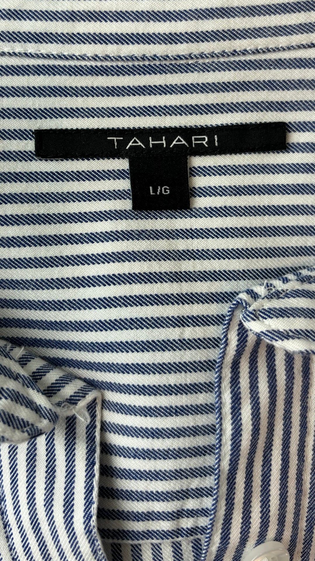 Chemisier à rayures bleues en fine flanelle Tahari, taille large. Vue de l'étiquette.